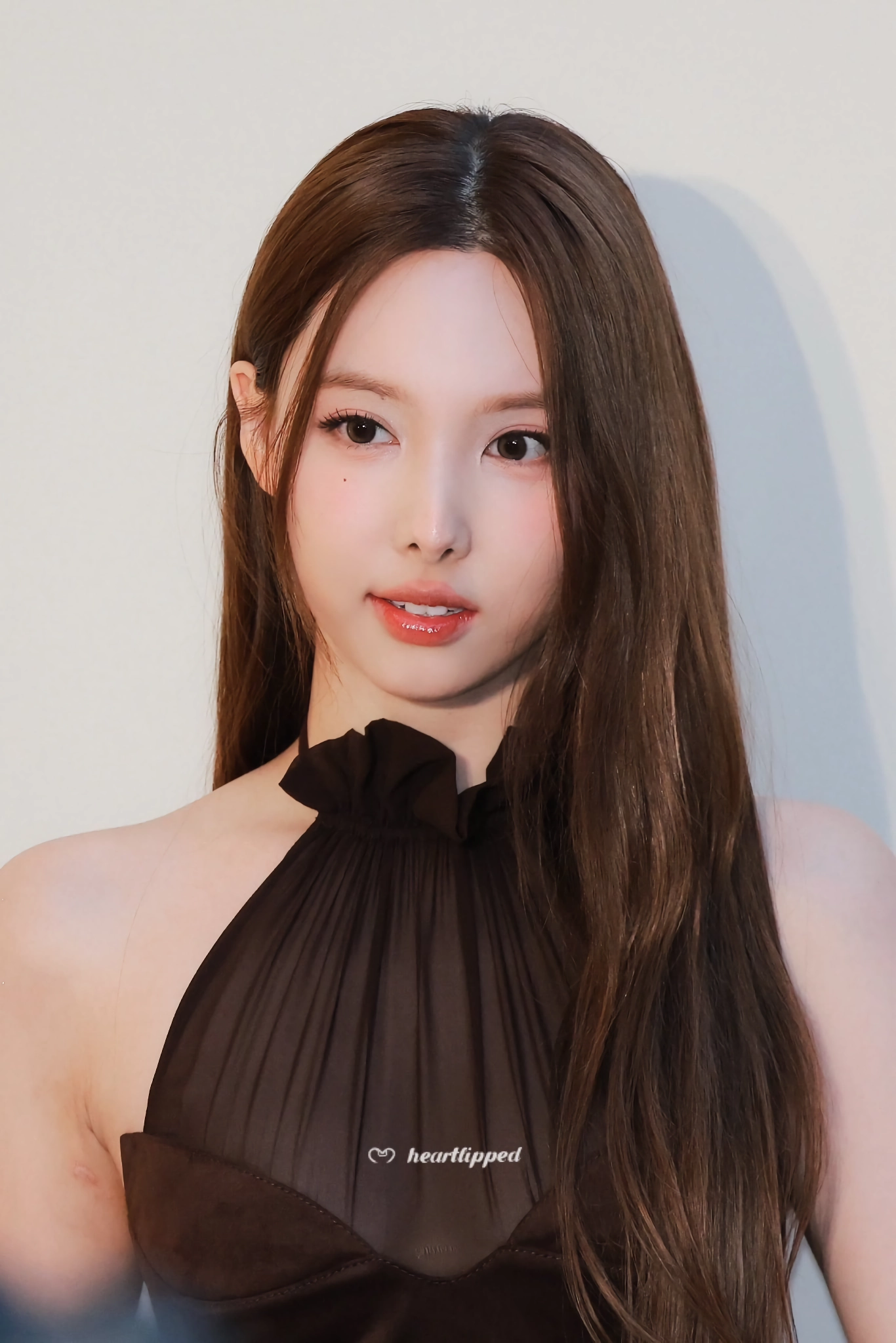 부끄러운 포즈 나연 갈색 시스루 홀터넥 드레스 야드랑이 페로몬