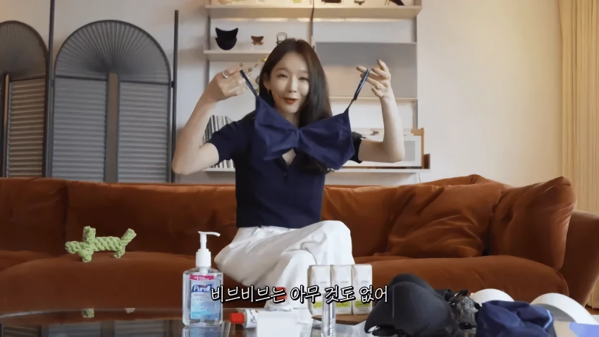 본인 브래지어 리뷰해주는 강민경.jpg