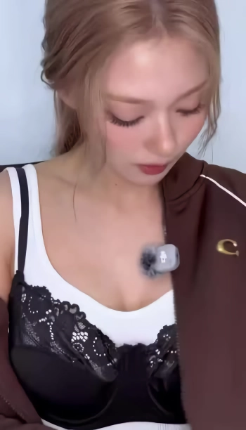 프로미스나인 나경 밖에 입은 블랙 브라 가슴골 살짝