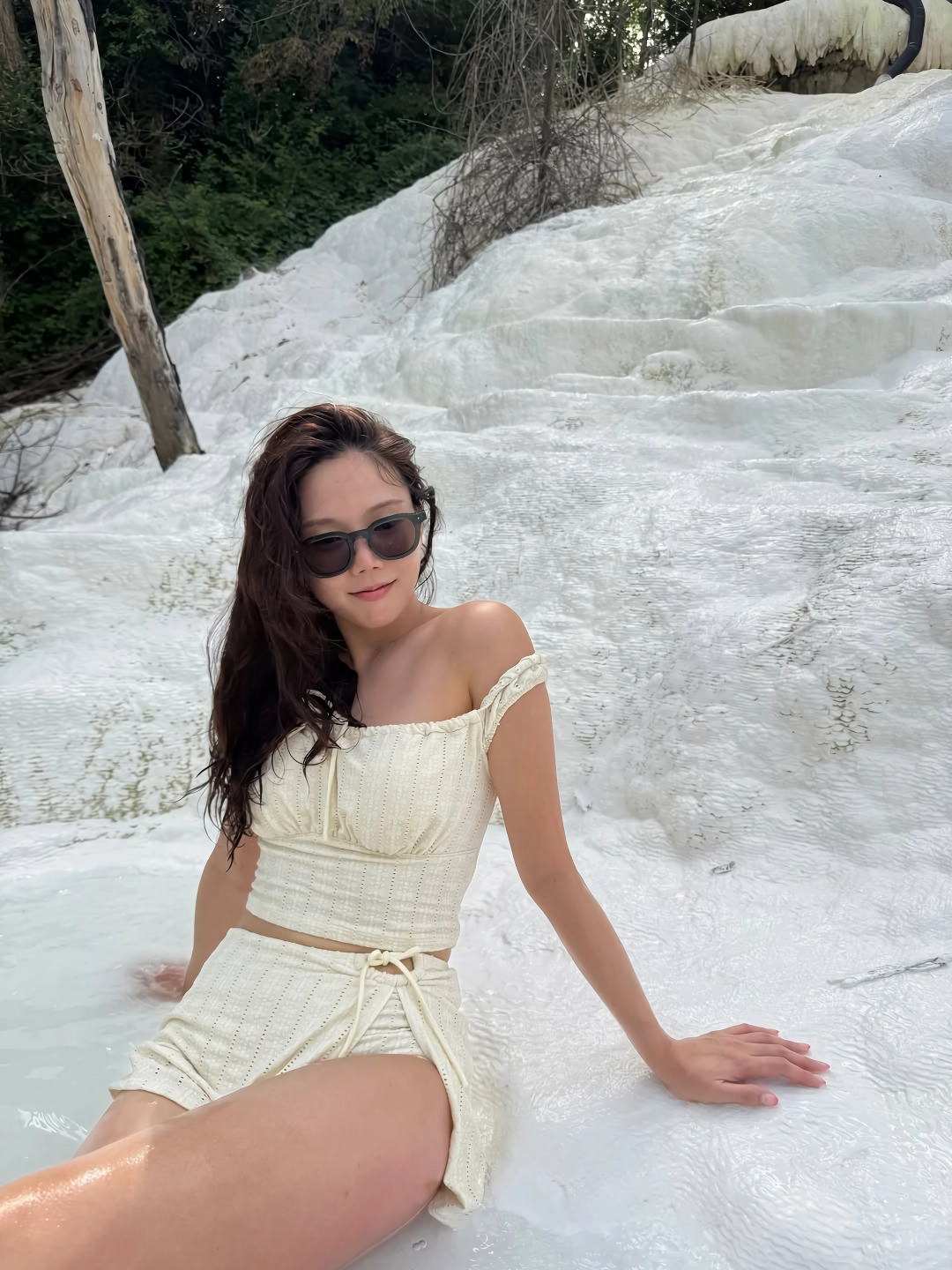 해외여행 간 오마이걸 효정 화이트 수영복 매끈한 허벅지