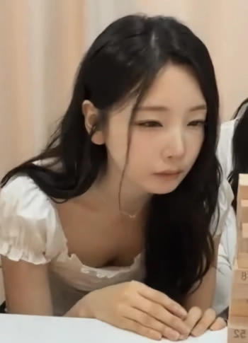 로켓펀치 연희 젠가하다 방심한 가슴골