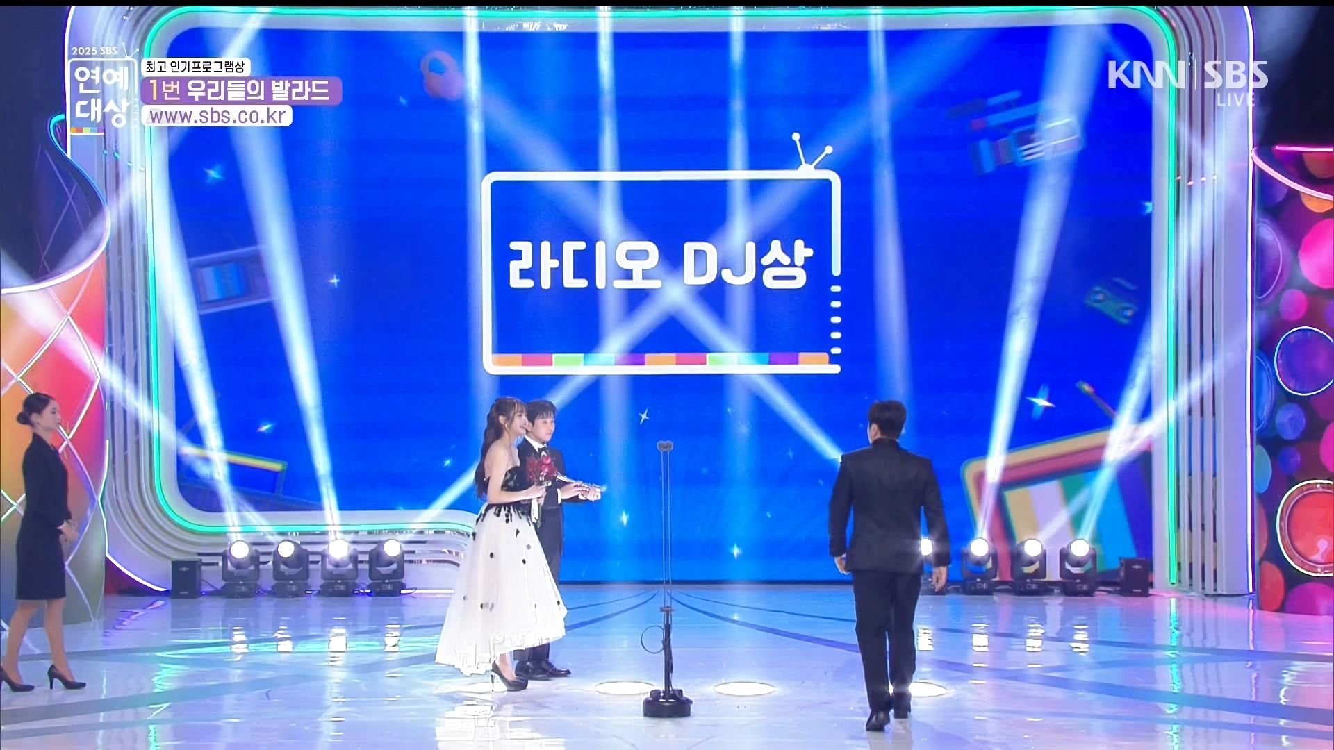 연예대상 시상하는 츄, 표정
