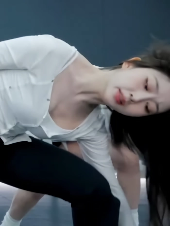 엔믹스 해원 설윤 타이트한 바지 숙인 가슴골