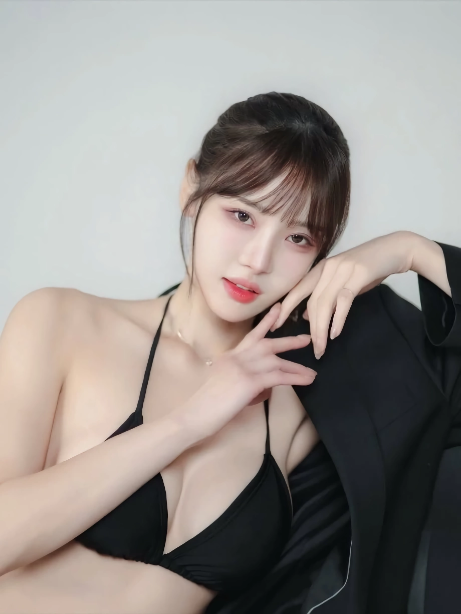 유리안 블랙 브라 가슴골