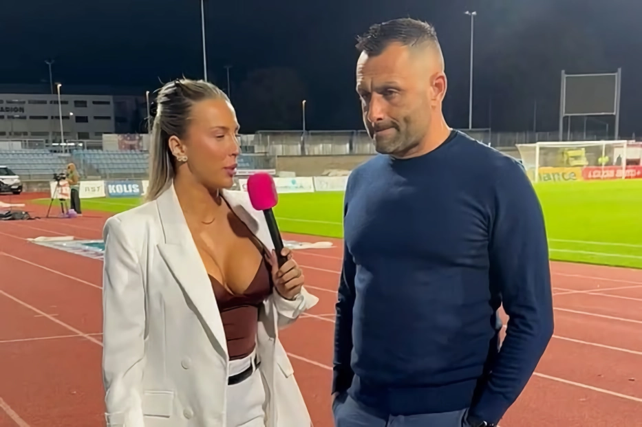 여기자 노출이…”쳐다보면 큰일 난다” 인터뷰 중 허공만 바라본 체코 감독