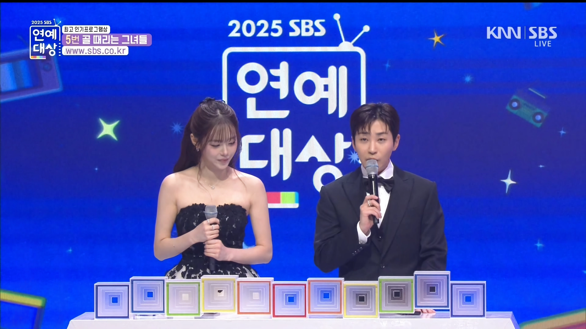 연예대상 시상하는 츄, 표정