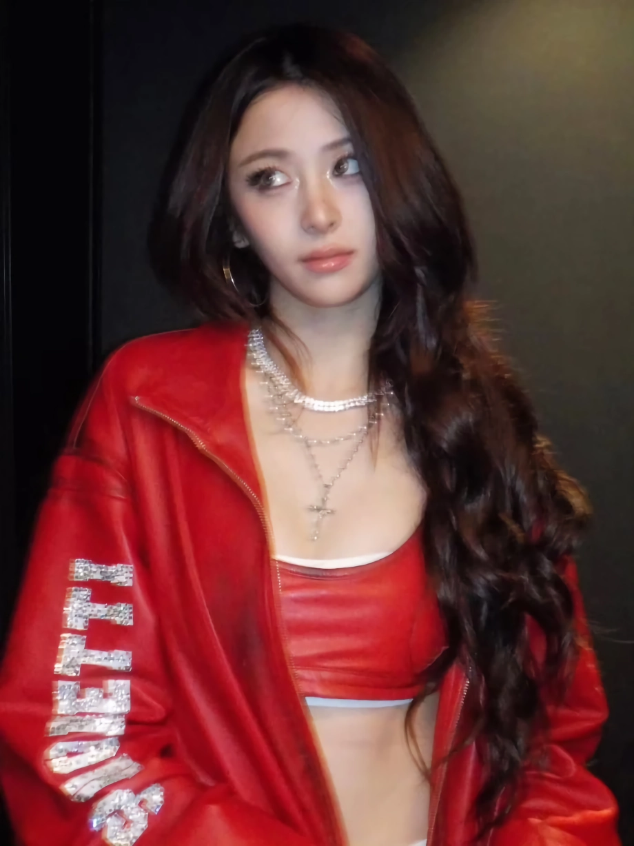 르세라핌 허윤진 오프솔더 드레스 가슴골
