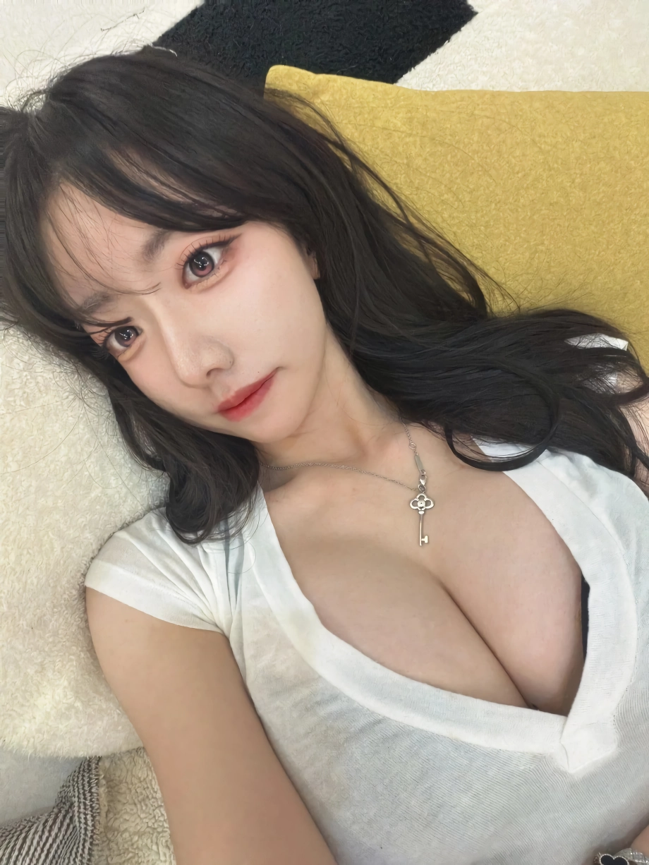 시스루 흰티 블랙 브라 가슴골