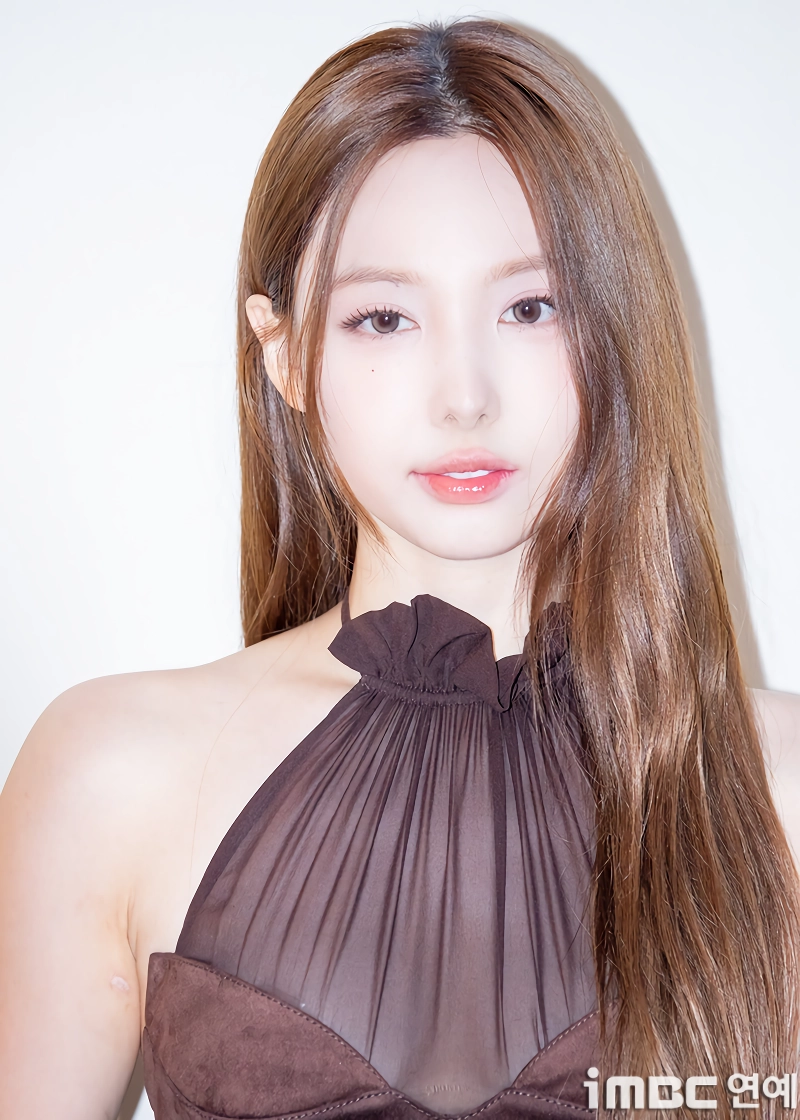 부끄러운 포즈 나연 갈색 시스루 홀터넥 드레스 야드랑이 페로몬