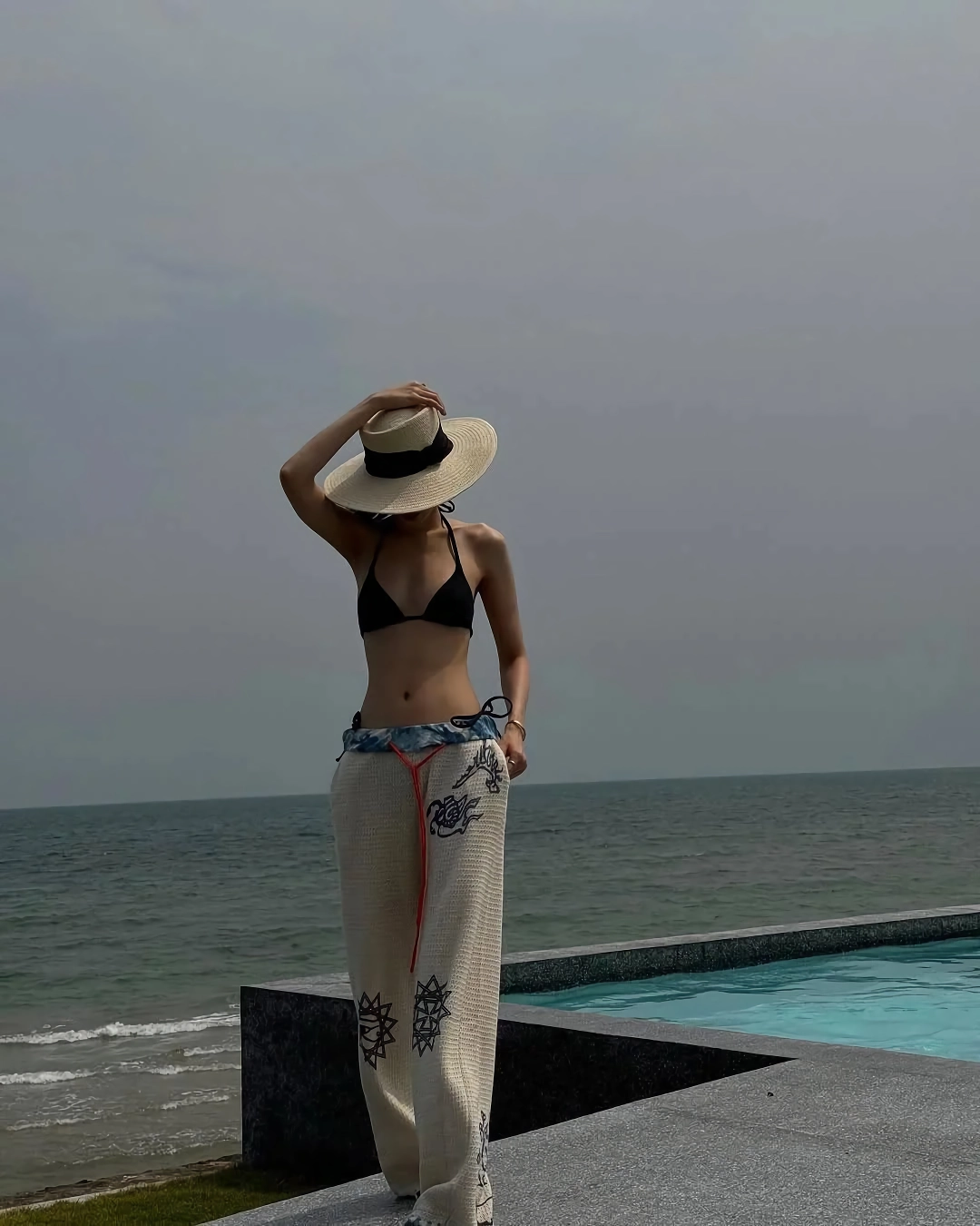 손나은 검정 비키니