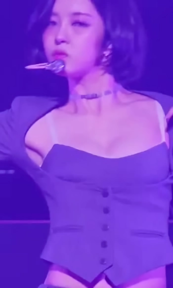 틈으로 보는 가슴골 무빙 케플러 김다연 움짤