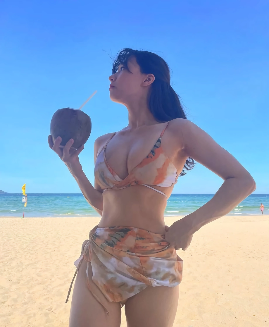 명아츄 비키니 가슴골 엉덩이