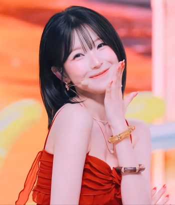 프로미스나인 백지헌 엠카 빨간 끈나시 원피스 가슴골