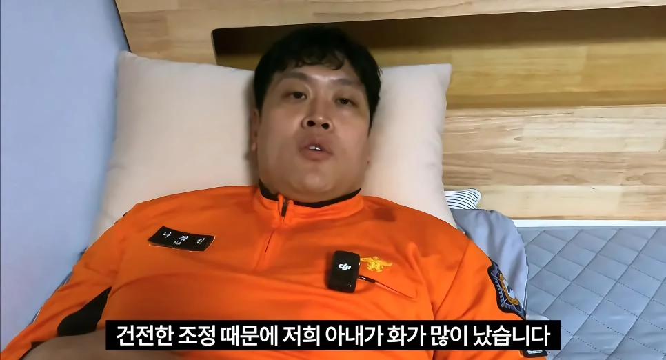 기쁜 일을 나누는 소방관 삼촌