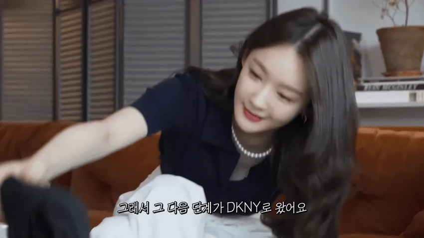 본인 브래지어 리뷰해주는 강민경.jpg