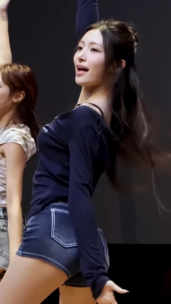 오드유스 써머 헐렁한 티 블랙 브라끈 노출