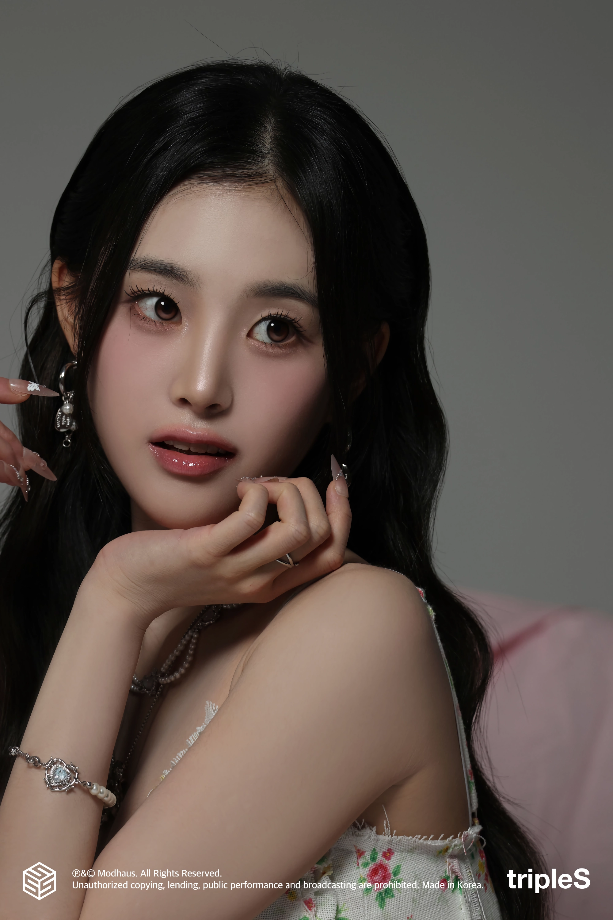 트리플에스 지연 화이트 꽃무늬 끈나시 몽글한 가슴골 – 인스타