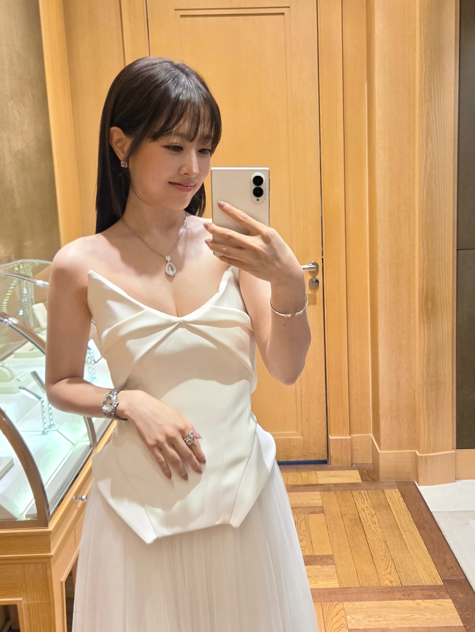 배우 박보영 깊게 파인 화이트 드레스 은근한 가슴골 – 인스타