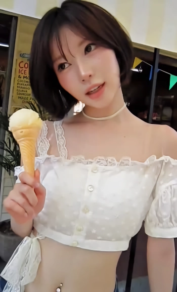 베이비몬스터 아사 화이트 프릴 오프솔더 튜브탑 청핫팬츠 배꼽 피어싱