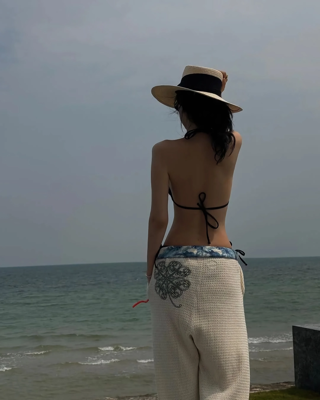 손나은 검정 비키니