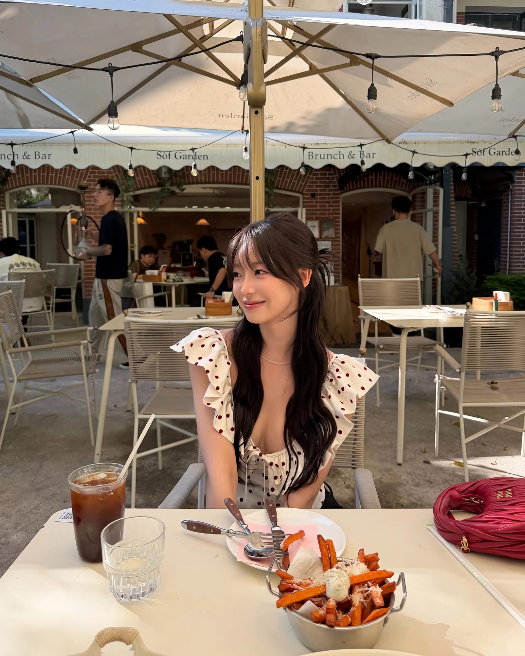 노출 드레스 입은 우수한 치어리더