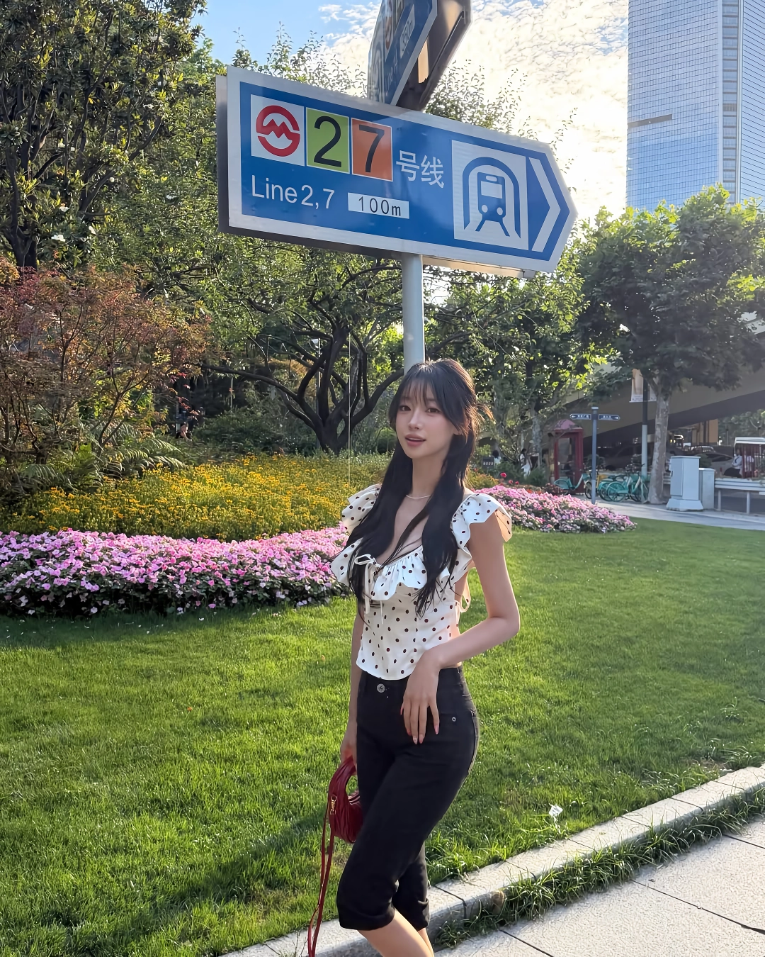 노출 드레스 입은 우수한 치어리더
