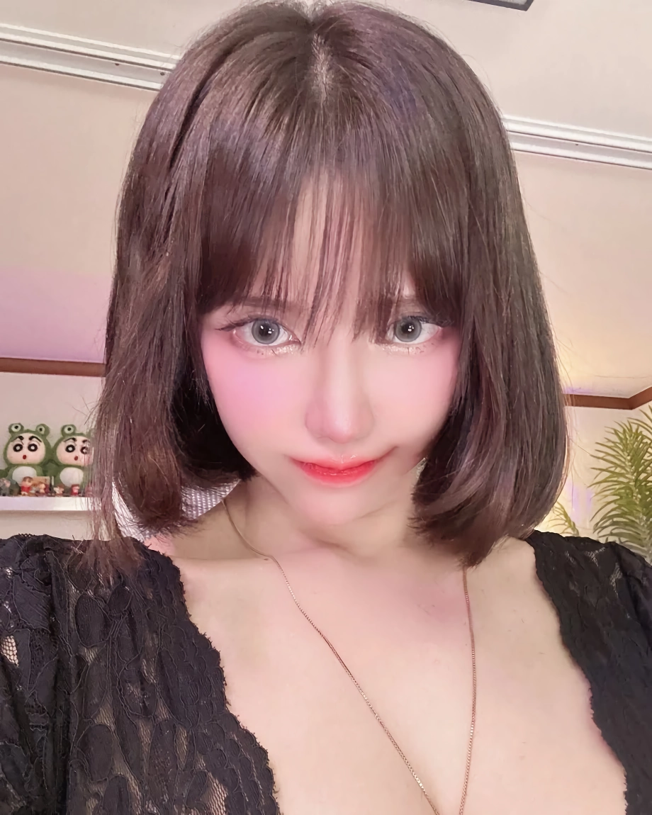 겨우디 숙이고 팔로 모아준 가슴골