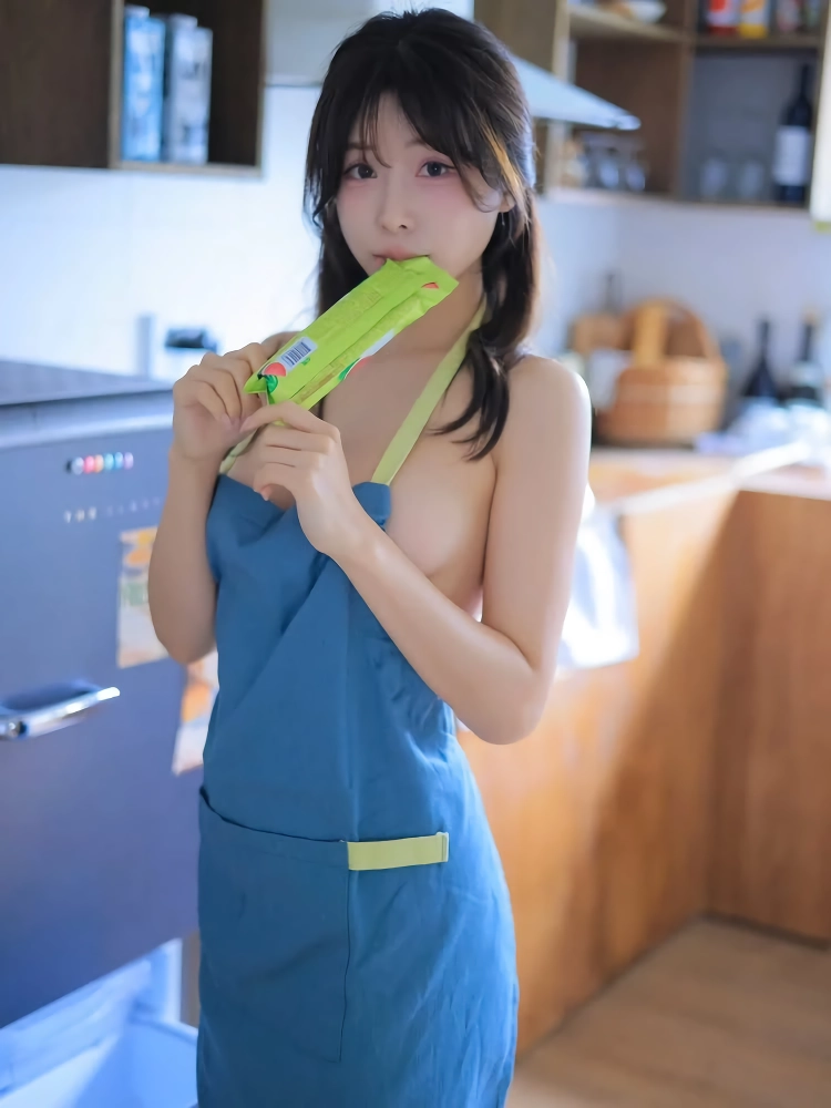 아이스크림 먹는 연유 노브라 꼭지에 붙인 밴드