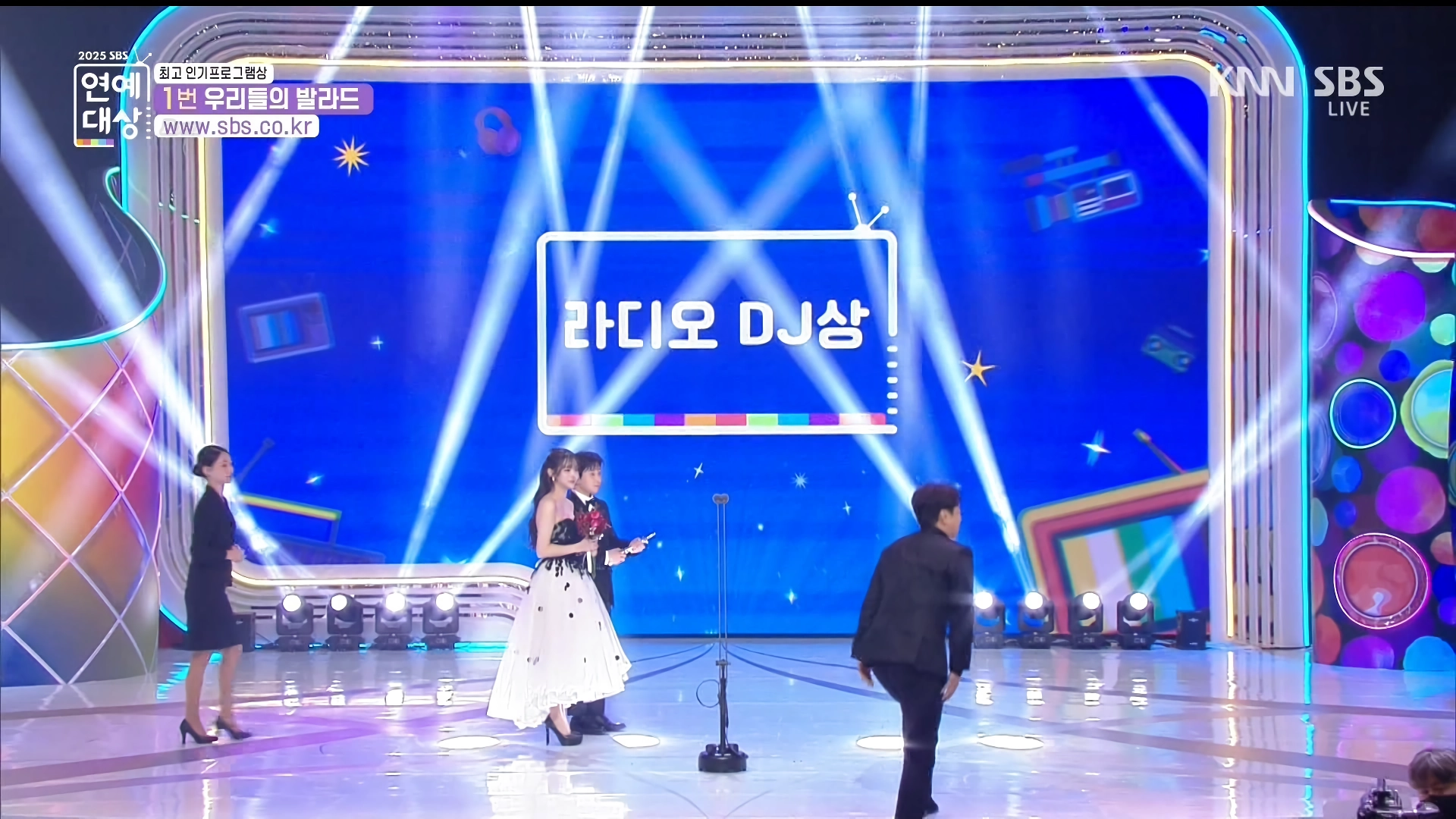 연예대상 시상하는 츄, 표정