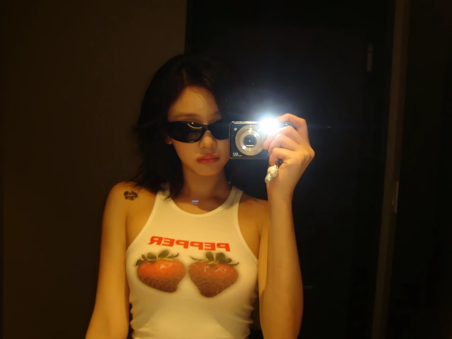 베이비몬스터 파리타 민소매 가슴에 딸기 두개