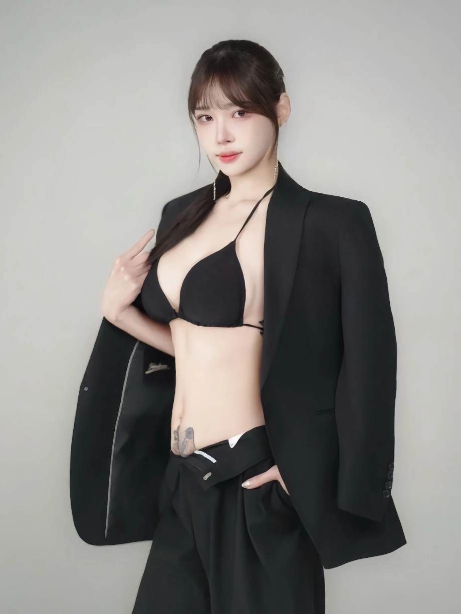 유리안 블랙 브라 가슴골