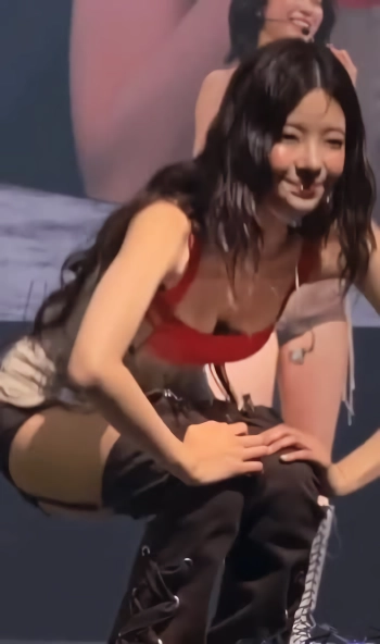있지 리아 숙이는 가슴골