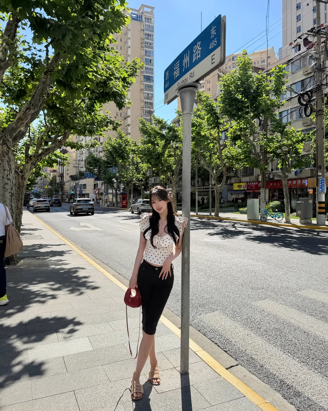 노출 드레스 입은 우수한 치어리더