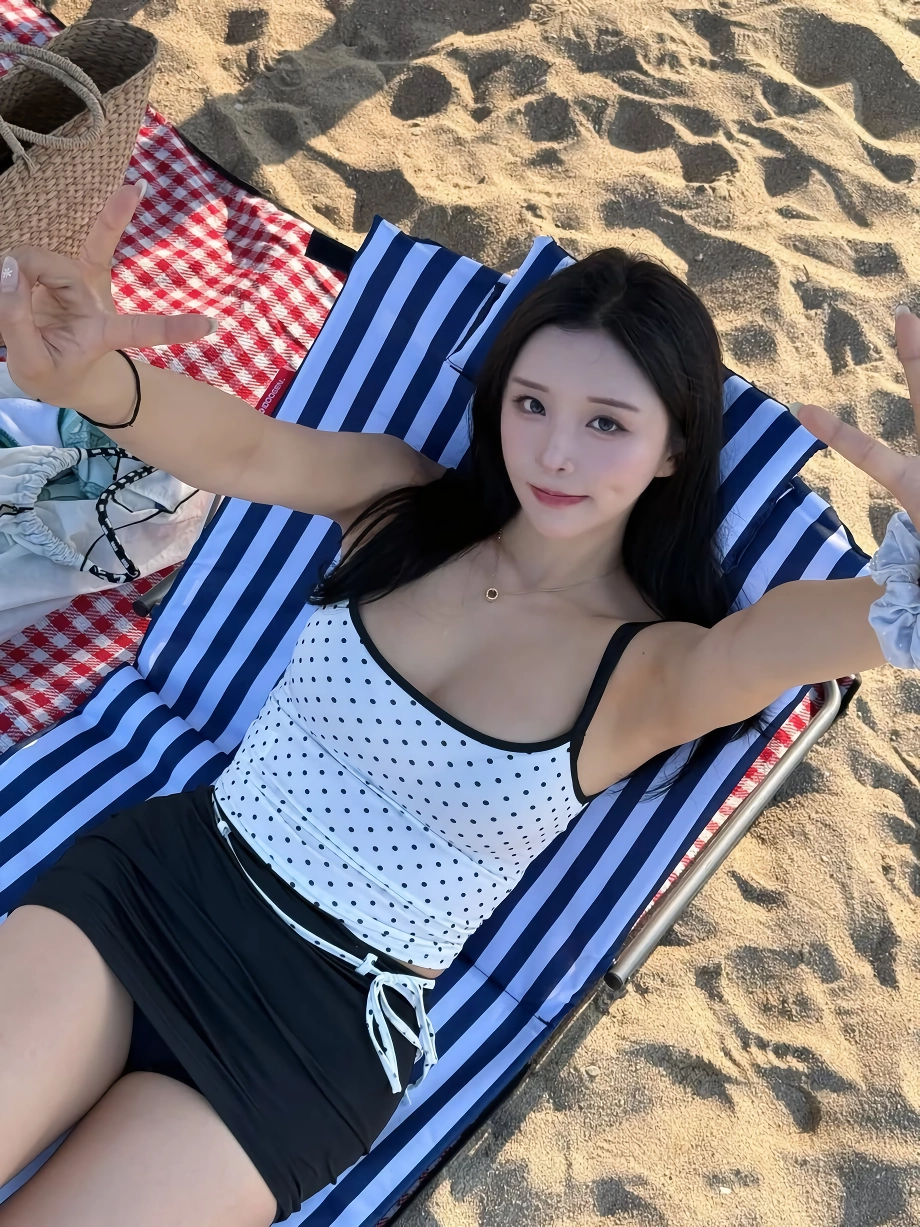 해수욕장에 간 꽃빵 화이트 땡땡이 끈나시 알가슴골 노출
