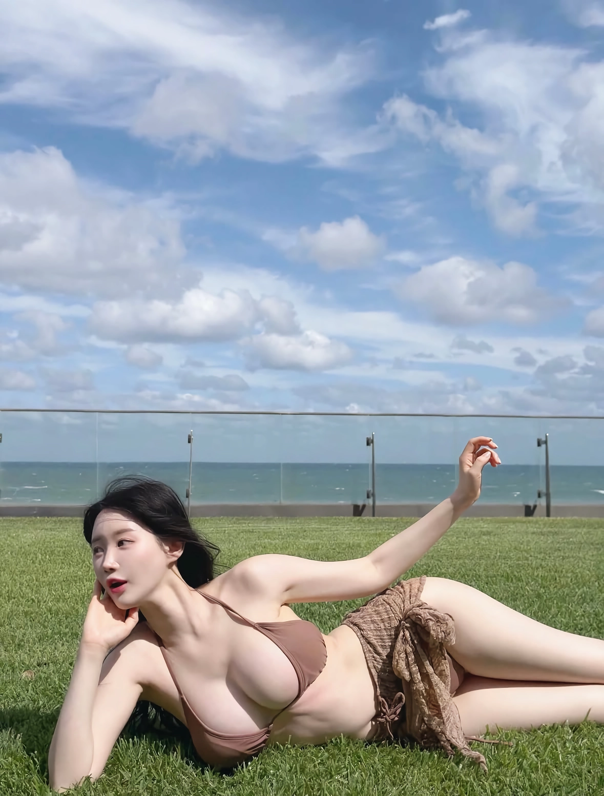 풀밭에 누운 처자