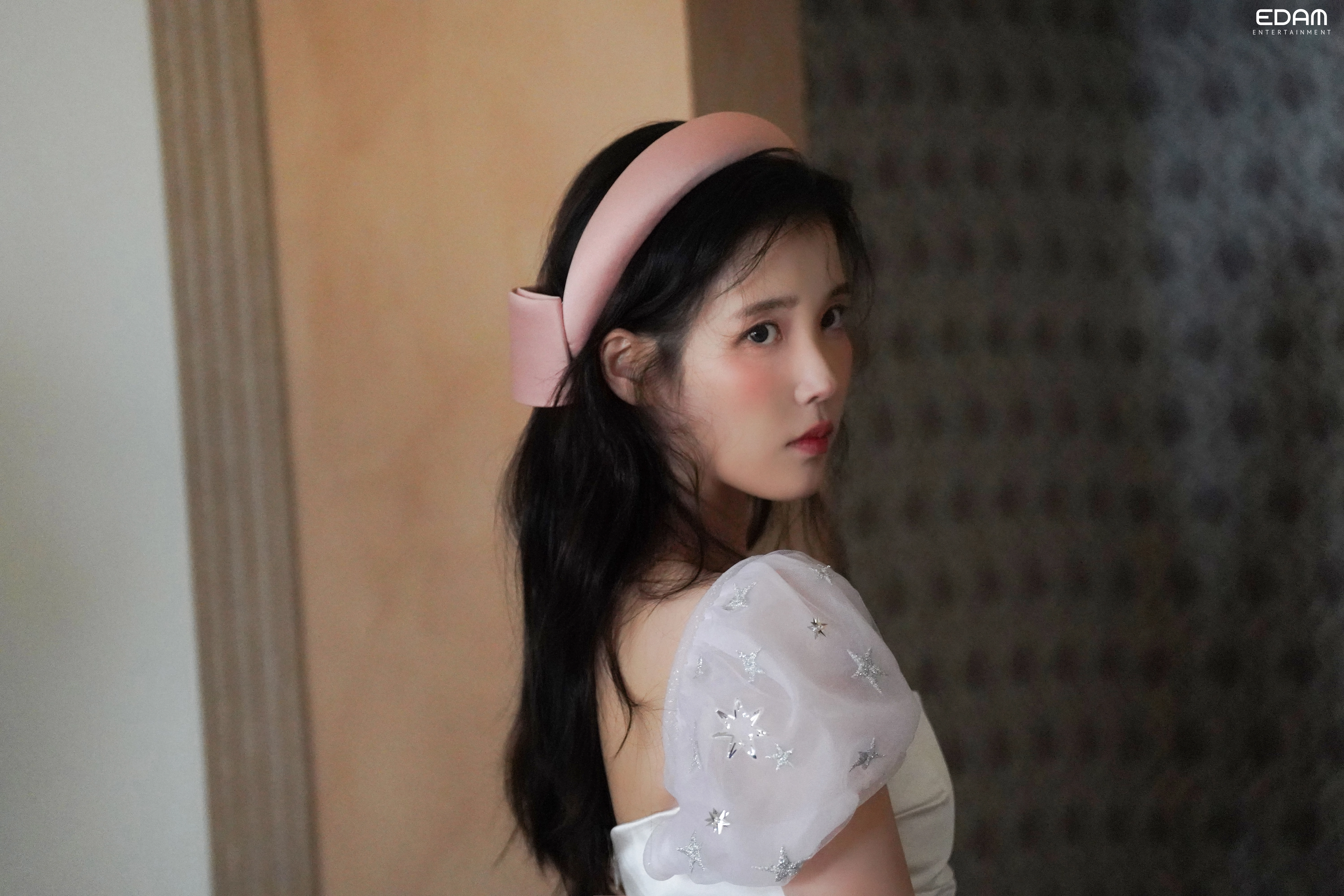 19아이유 엘르 화보 촬영 비하인드(고화질).jpg(8)