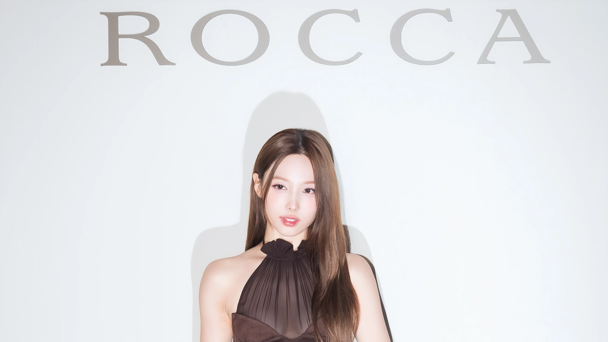 부끄러운 포즈 나연 갈색 시스루 홀터넥 드레스 야드랑이 페로몬