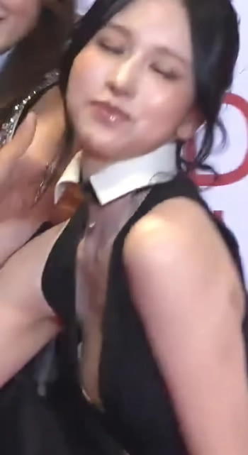 트와이스 미나 헐렁한 틈으로 브라 가슴 노출