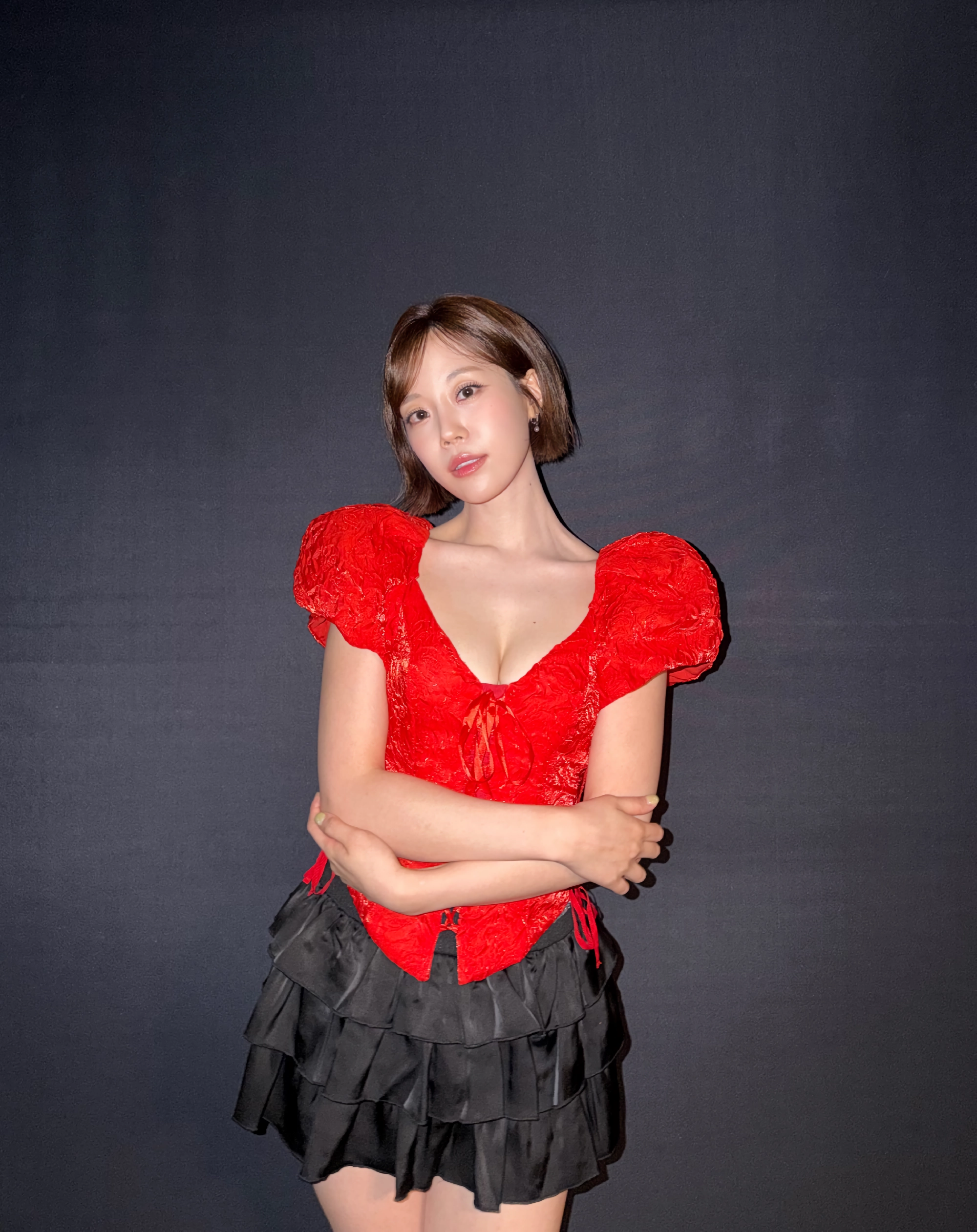 카라 허영지 깊게 파인 빨간 코르셋 명치 보이는 가슴골 (고화질)