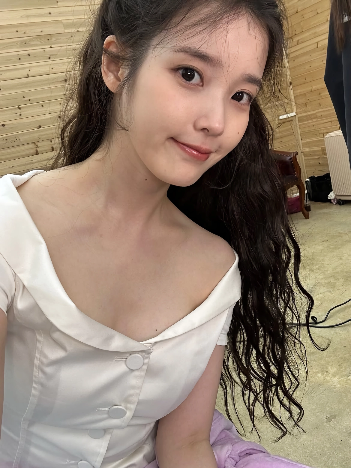 (SOUND)아이유가 파인 드레스 눈이 가는 가슴골 위에 점