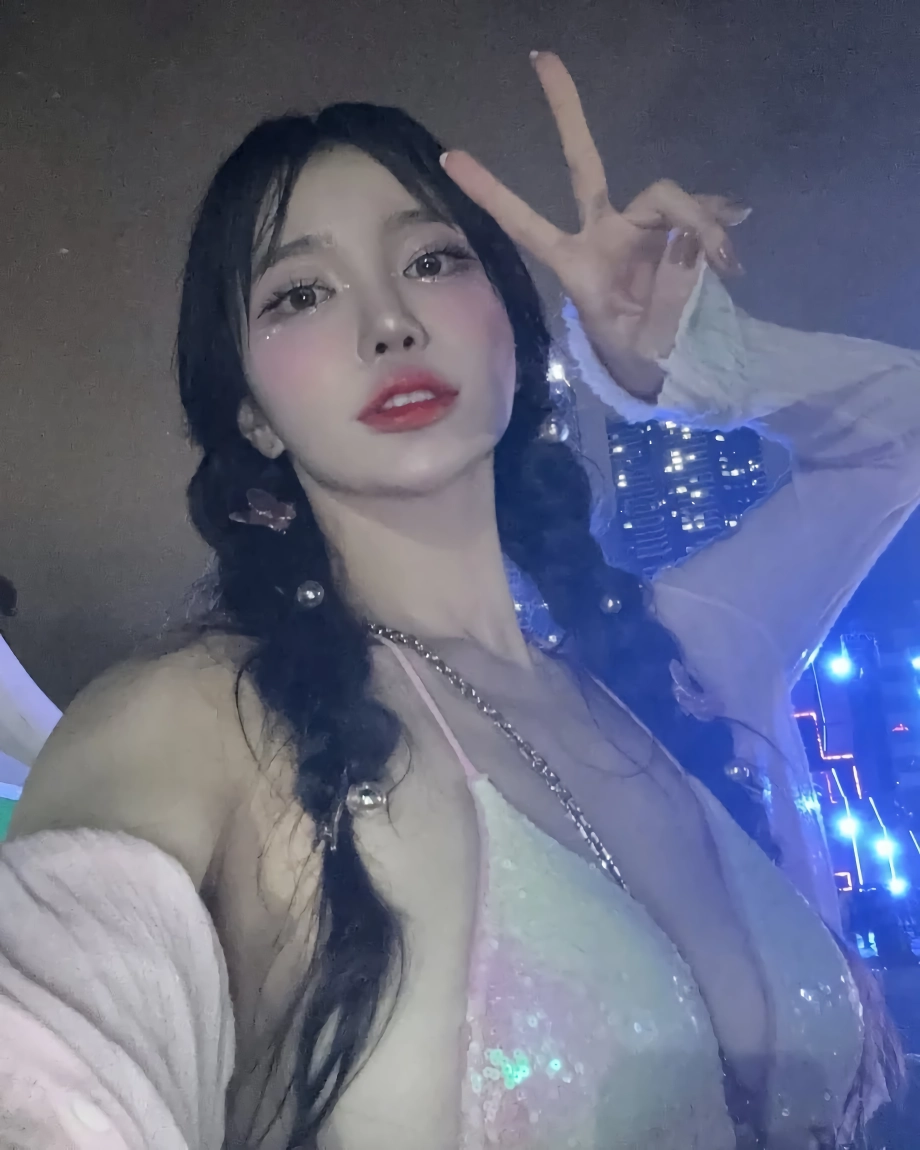 겨우디 아래로 삐져나온 비키니 언더붑