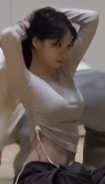 안무연습하는 르세라핌 김채원 사복 봉긋 가슴