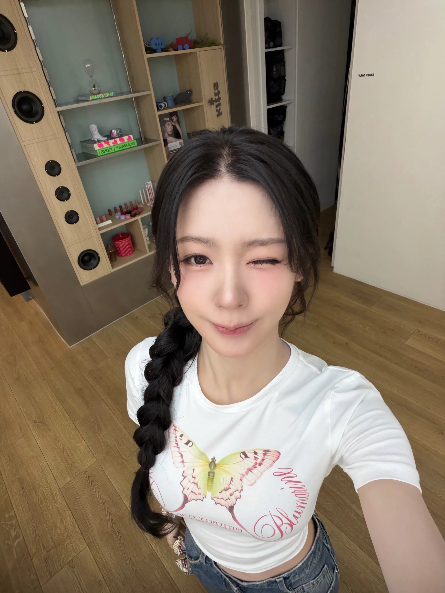 아이들 댕기머리 미연 가슴 봉긋한 흰 크롭티 배꼽 + 청바지 몸매