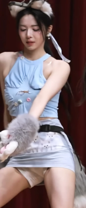 트리플에스 서다현 짧은 치마 흰속바지 도끼