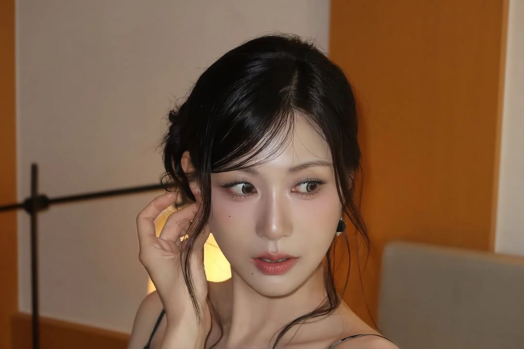 에이핑크 오하영 검정 끈드레스 입고 침대에 엎드린 가슴골
