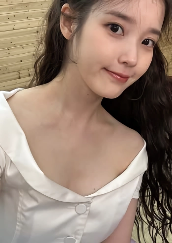 (SOUND)아이유가 파인 드레스 눈이 가는 가슴골 위에 점