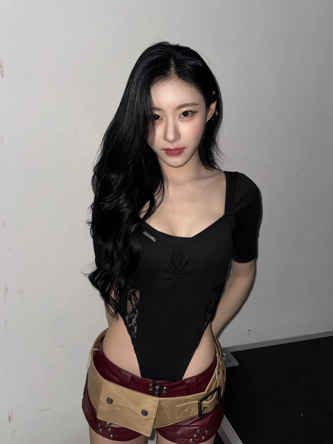 있지 채령 초 하이레그 바디슈트 가슴골