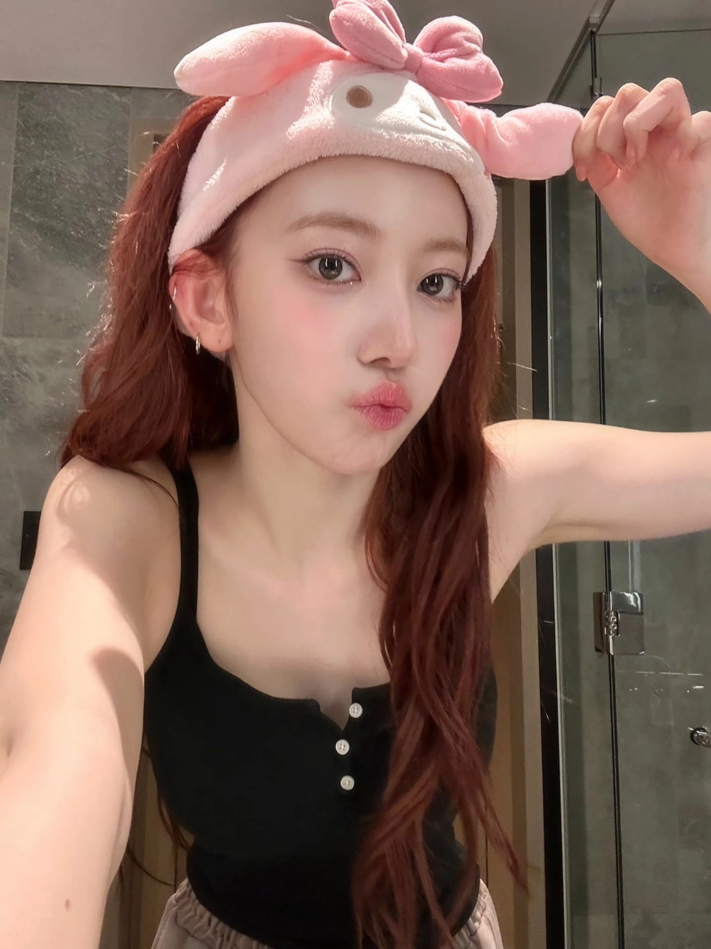 르세라핌 사쿠라 검정 탱크탑