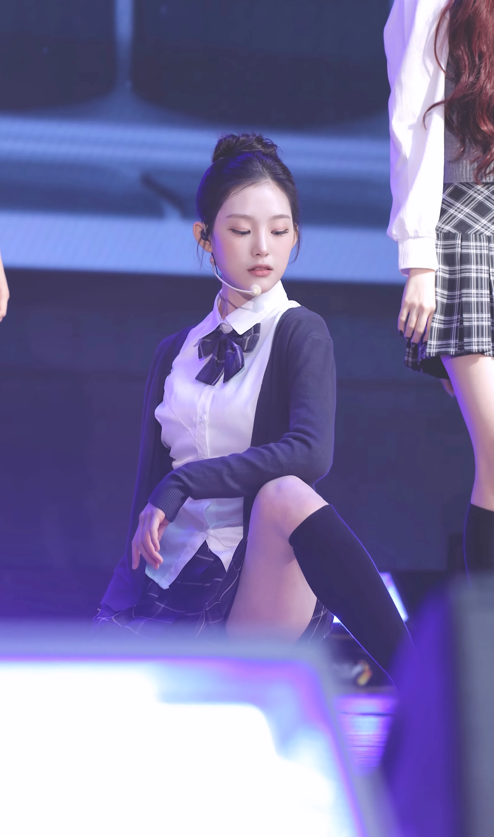 트리플에스 지연 교복 치마 + 니삭스 검속 매끈한 엉벅지 (고화질)