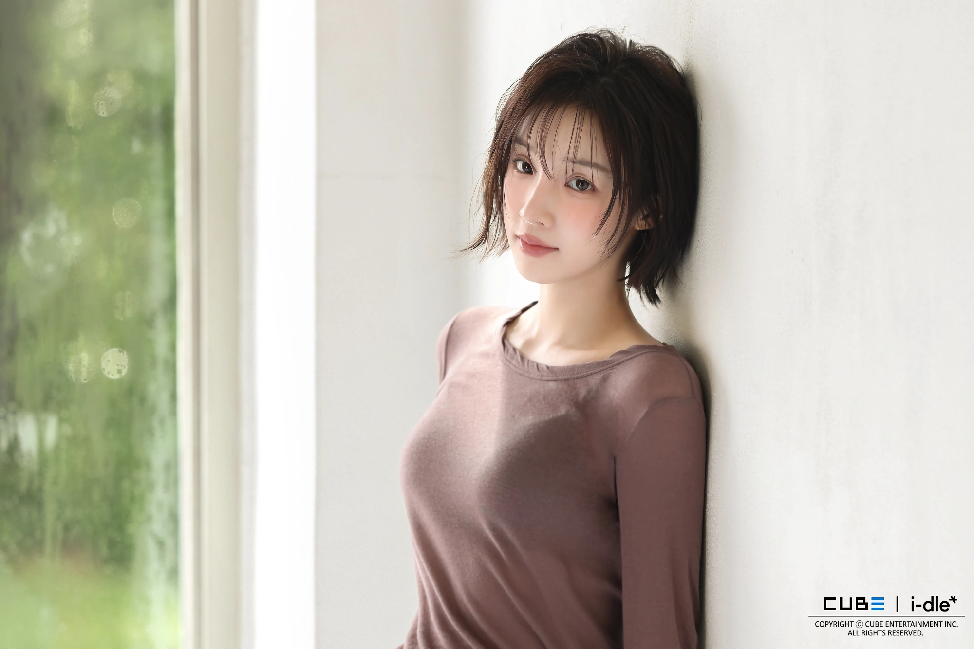아이들 우기 새 프로필 사진.검정 브라 비치는 갈색 시스루티